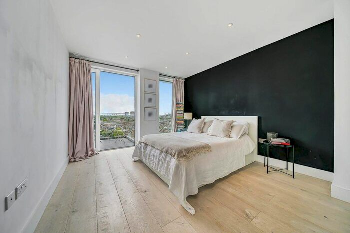 2 Bedroom Flat For Sale In Central Avenue, London, SW6