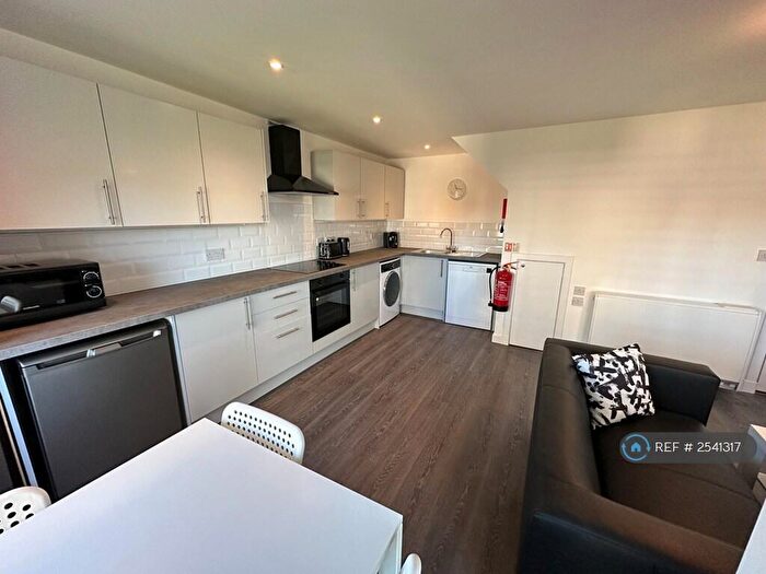 4 Bedroom Flat To Rent In Hmo Melvaig Place, Glasgow, G20