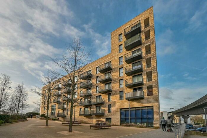 1 Bedroom Flat To Rent In Kingfisher Heights, Royal Docks, London, E16
