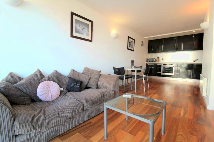 2 Bedroom Flat To Rent In Riverside Way, Leeds, West Yorkshire, Uk, LS1