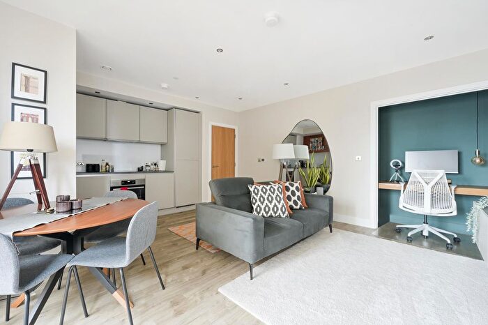 1 Bedroom Flat To Rent In Wray Avenue, Silvertown, London, E16