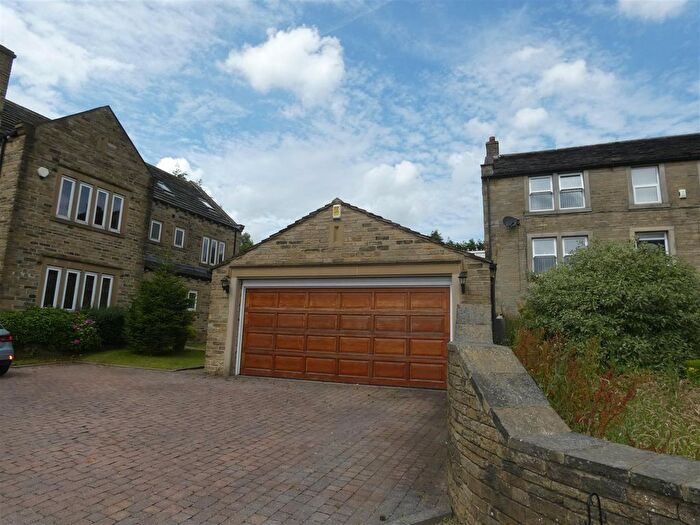 Detached House To Rent In Cross Roads, Halifax, HX3