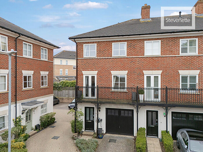 4 Bedroom End Of Terrace House For Sale In Mowbray Close, Epping, CM16