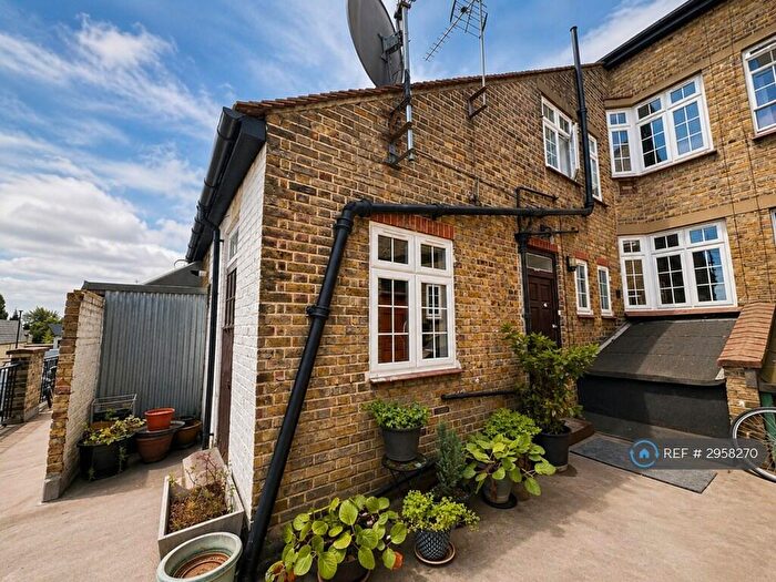3 Bedroom Flat To Rent In Cannon Hill, London, N14