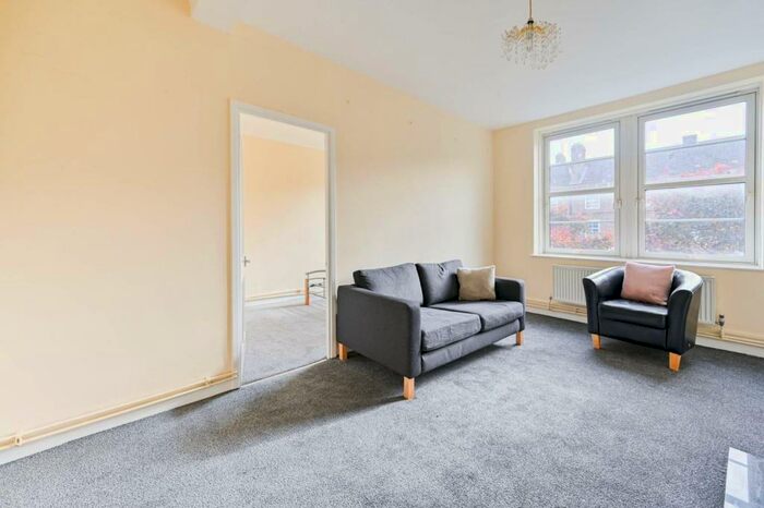 3 Bedroom Flat To Rent In Kinglake Estate, Elephant And Castle, London, SE17