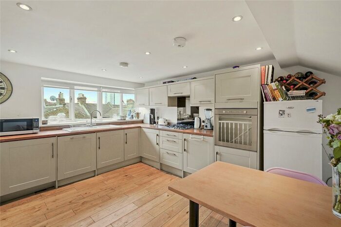 3 Bedroom Flat To Rent In Corrance Road, Brixton, London, SW2