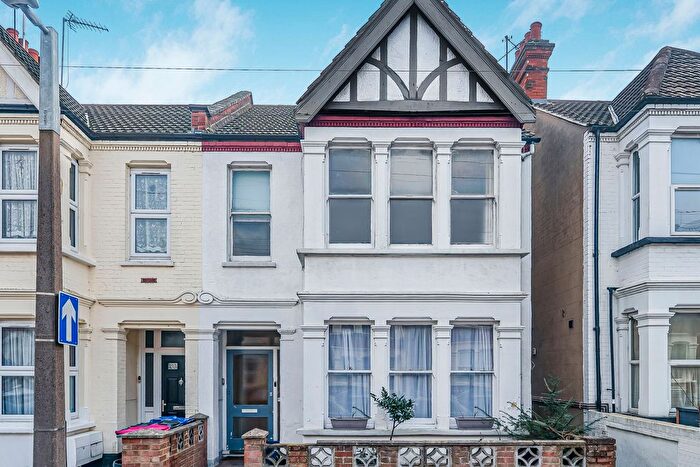 2 Bedroom Flat For Sale In Whitegate Road, Southend-On-Sea, SS1