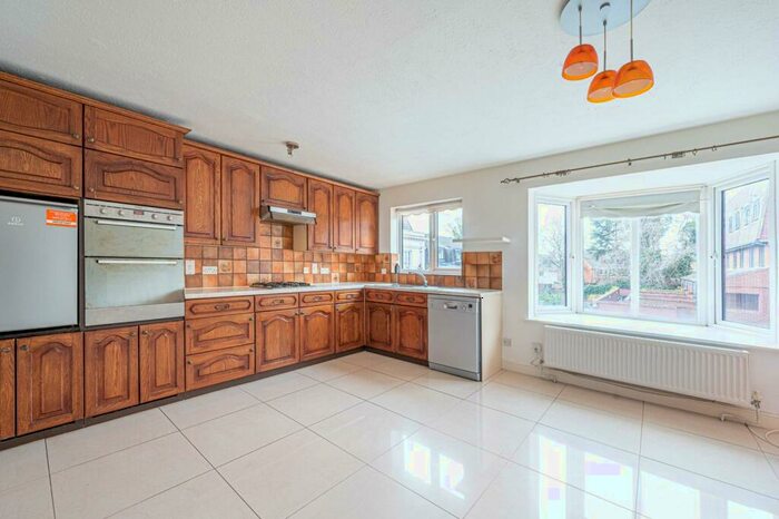 4 Bedroom Flat To Rent In Harrow Fields Gardens, Harrow, HA1