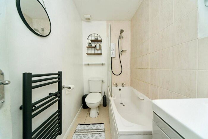 2 Bedroom Flat For Sale In Grassington Road, Eastbourne, BN20