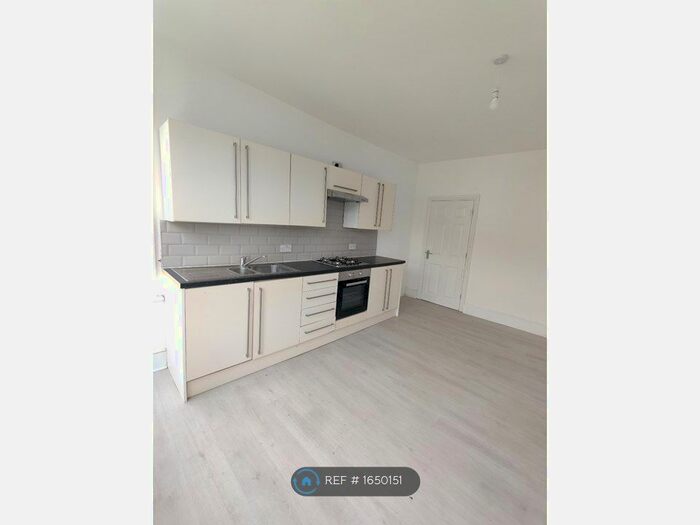 2 Bedroom Flat To Rent In Ingledene Court, Southend-On-Sea, SS1