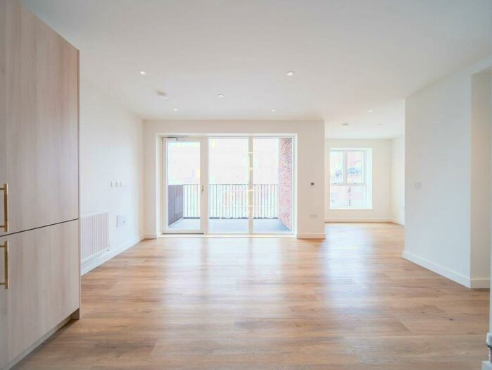 Flat To Rent In Blenheim Mansions, Mary Neuner Rd, London, N8