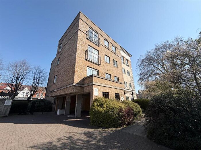 2 Bedroom Apartment For Sale In Hawks Road, Kingston Upon Thames, KT1