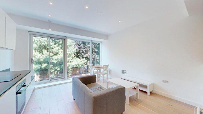 2 Bedroom Flat To Rent In Great West Road, Brentford, TW8