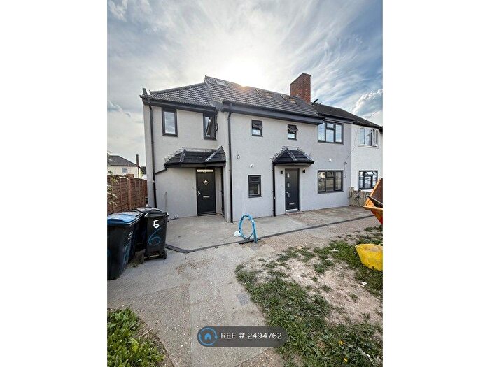 4 Bedroom Flat To Rent In Buckingham Gardens, Thornton Heath, CR7