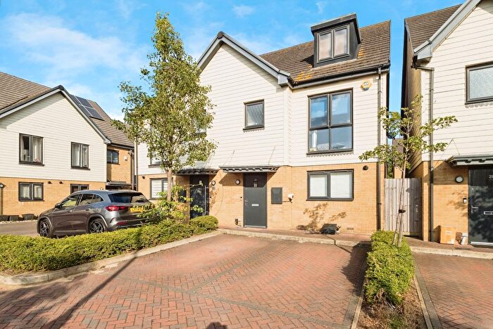 4 Bedroom Semi-detached House For Sale In Becket Close, Woodford Green, IG8