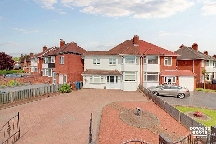 3 Bedroom Semi-Detached House For Sale In Lyn Avenue, Lichfield, WS13