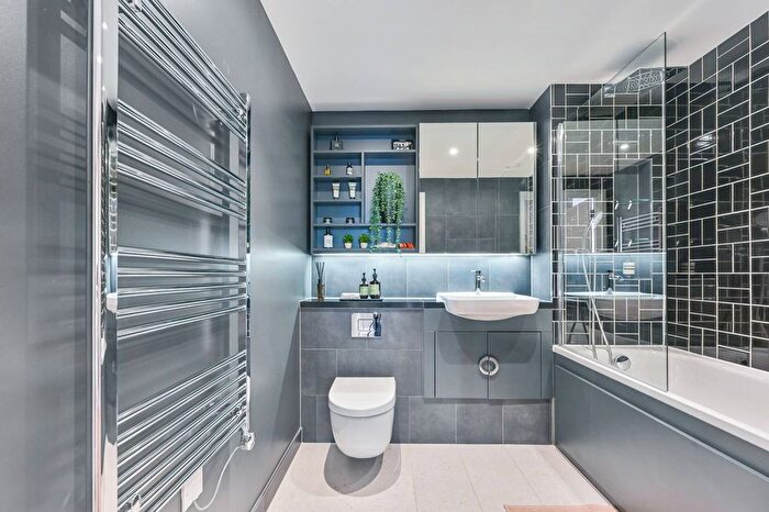 1 Bedroom Flat For Sale In Lombard Square, Plumstead, SE28