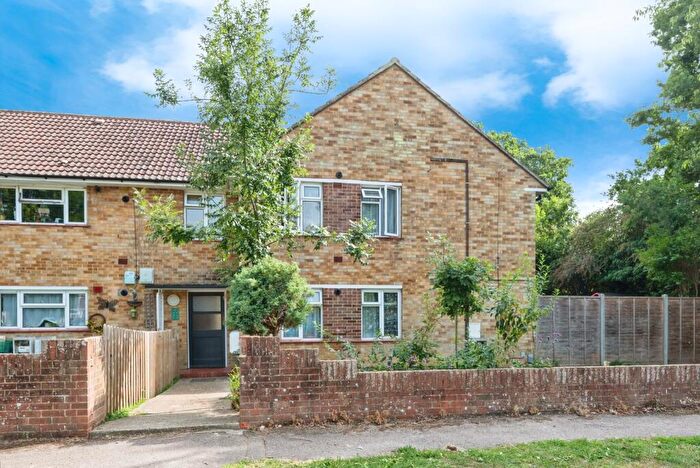2 Bedroom Flat For Sale In Tilers Way, Reigate, Surrey, RH2