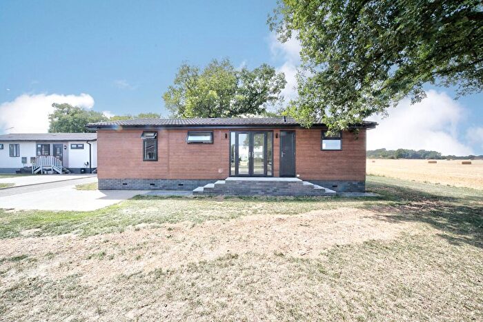 2 Bedroom Park Home For Sale In Woodside Home Park, Woodside, Luton, Bedfordshire, LU1