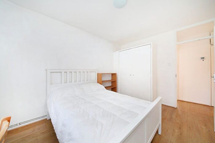 3 Bedroom Flat To Rent In Burford House, Stockwell Road, SW9