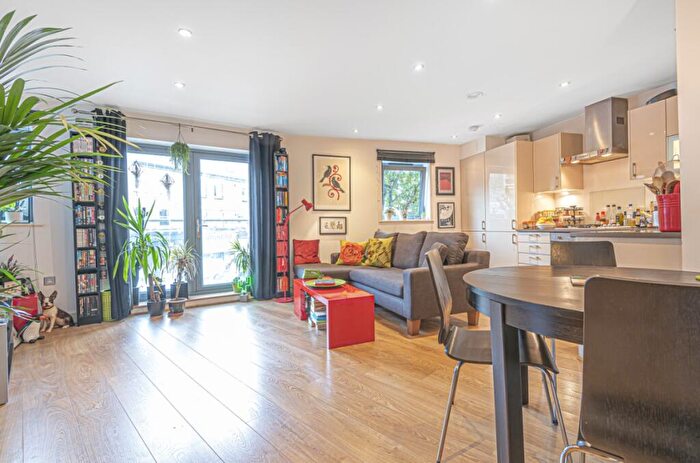 1 Bedroom Flat To Rent In Battersea Park Road, Battersea, London, SW11