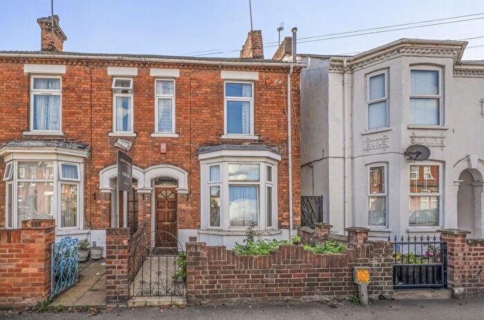 3 Bedroom Semi-detached House For Sale In Hurst Grove, Bedford, MK40