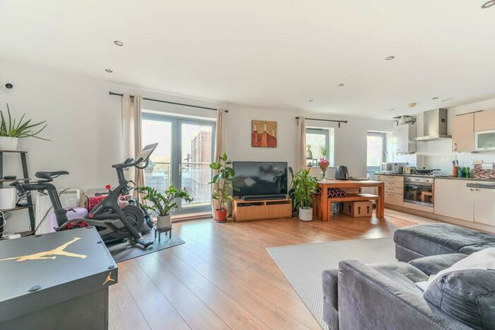 2 Bedroom Flat To Rent In Battersea Park Road, Battersea, London, SW11