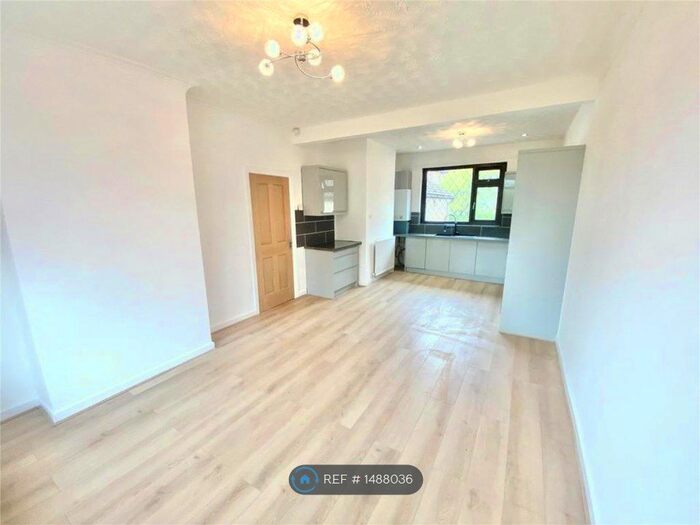 2 Bedroom Flat To Rent In Waterloo Road, Manchester, M8