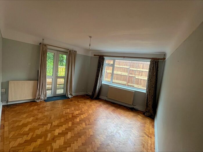 2 Bedroom Bungalow To Rent In Dolphin Court, Rhos On Sea, LL28