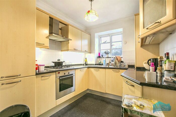 2 Bedroom Flat To Rent In Denison Close, East Finchley N2