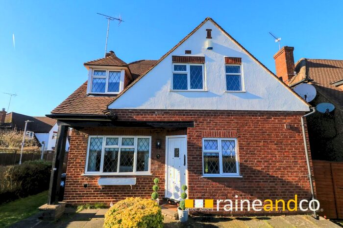 3 Bedroom Semi-Detached House To Rent In Strafford Gate, Potters Bar, EN6