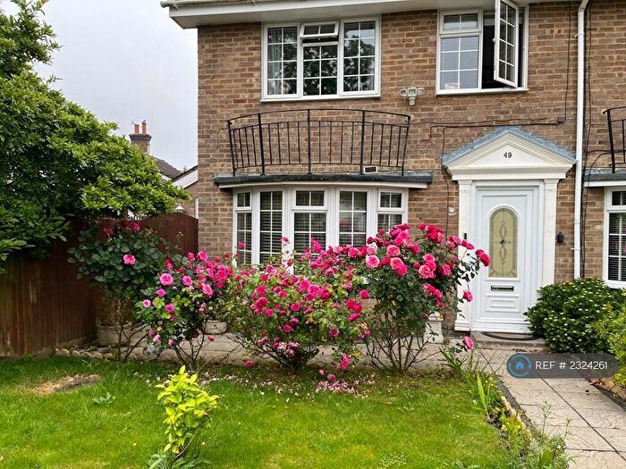 4 Bedroom Semi-Detached House To Rent In Lyndhurst Close, Crawley, RH11