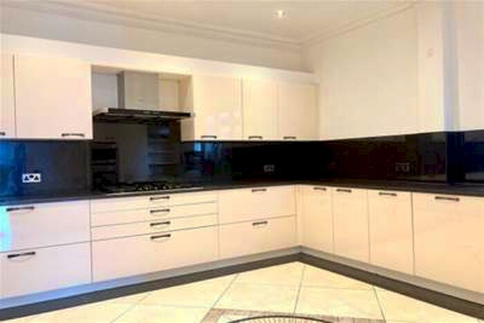 5 Bedroom House To Rent In Chigwell, IG7