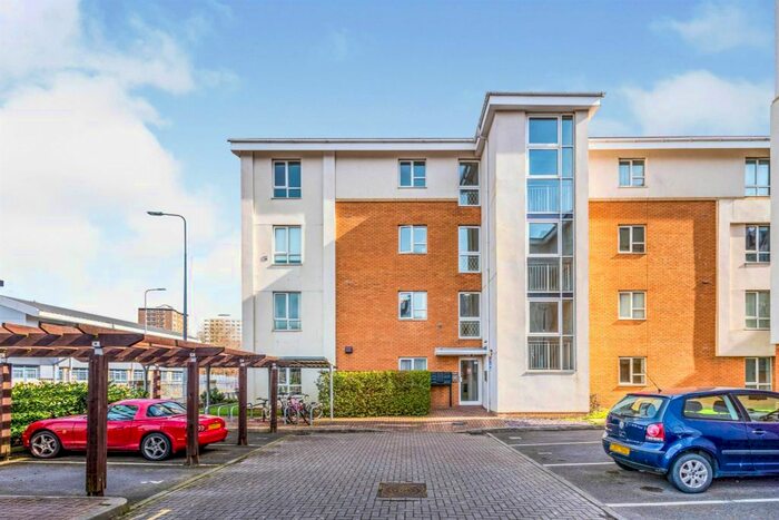 2 Bedroom Flat To Rent In Overstone Court, Cardiff, CF10