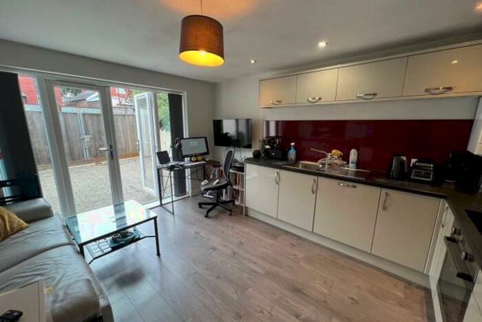 2 Bedroom Flat To Rent In Albany Road Cardiff, CF24