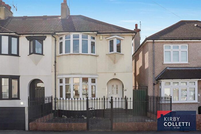 3 Bedroom Semi-Detached House To Rent In Kenning Road, Hoddesdon, EN11