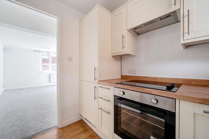 1 Bedroom Flat To Rent In Amberley Place Windsor, SL4