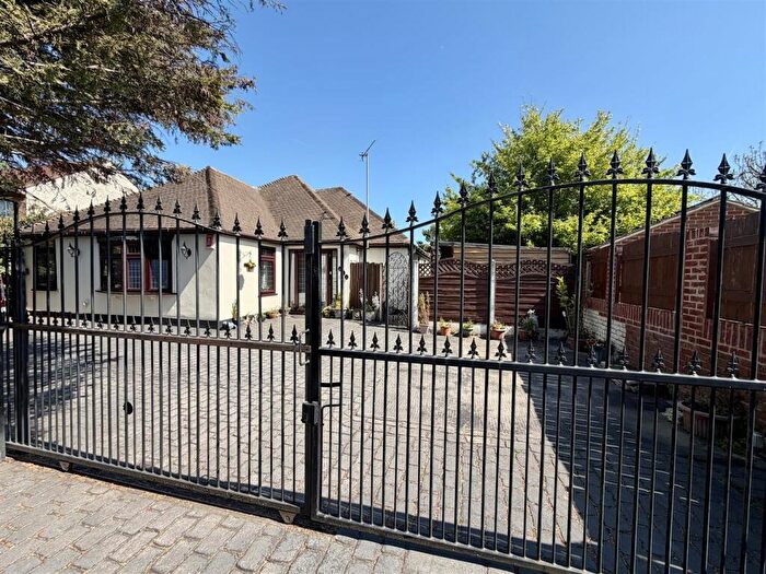 4 Bedroom Detached Bungalow For Sale In Brentwood Road, Romford, RM1