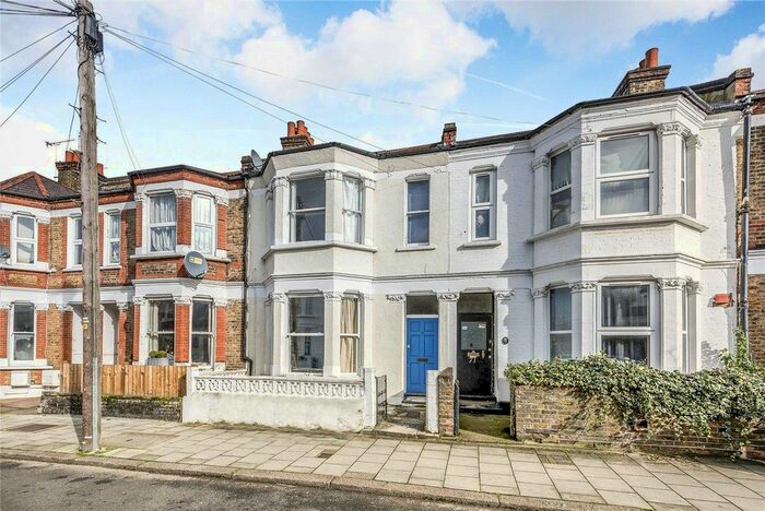 3 Bedroom Flat To Rent In Hubert Grove, London, SW9
