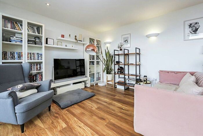 2 Bedroom Flat To Rent In Neutron Tower, Tower Hamlets, London, E14