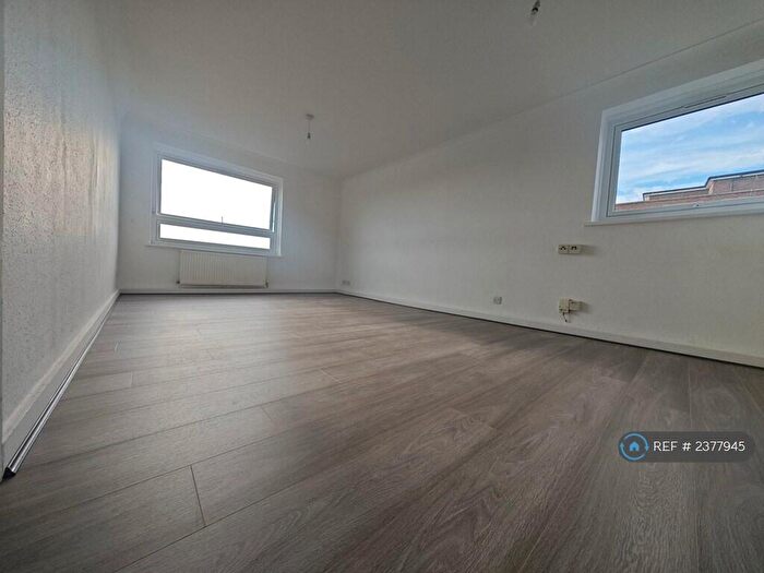 2 Bedroom Flat To Rent In Badminton, Kingston Upon Thames, KT2