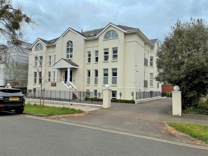 3 Bedroom Flat To Rent In Wellington Square, Pittville, Cheltenham GL50