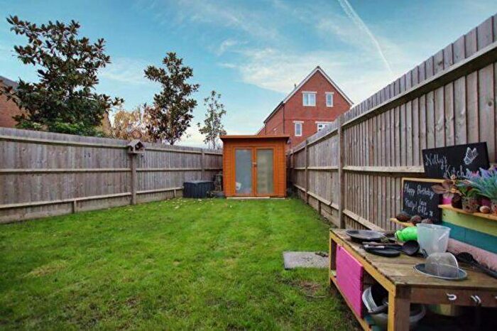 4 Bedroom Semi-Detached House To Rent In Longacres Way, Chichester, PO20
