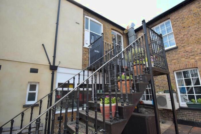 2 Bedroom Flat To Rent In Rochford, Essex, SS4