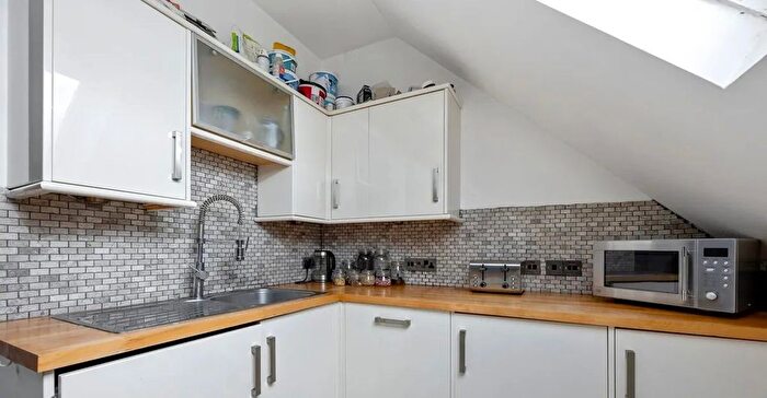 3 Bedroom Flat To Rent In Foxley Road, London, SW9