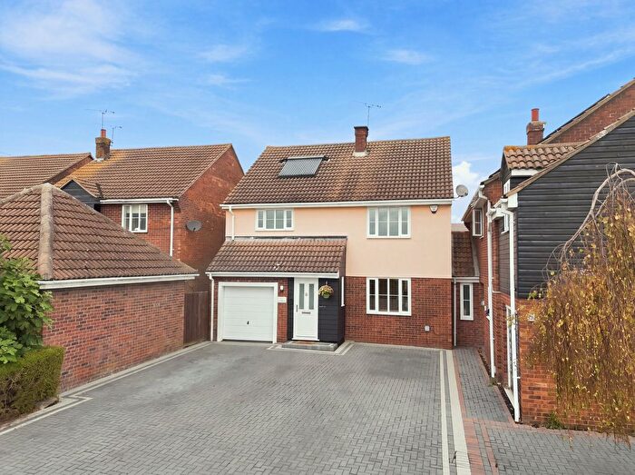 4 Bedroom Detached House For Sale In Lambourne Hall Road, Rochford, SS4