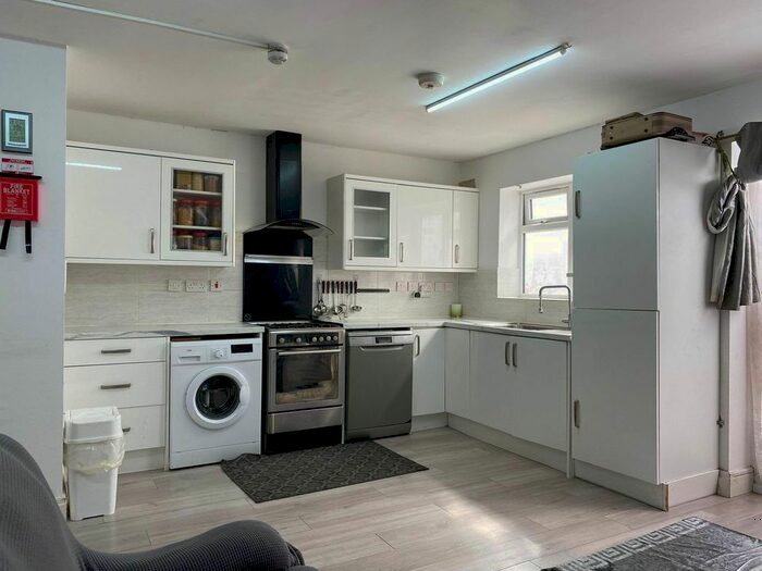 1 Bedroom Flat To Rent In West Road, Feltham, TW14