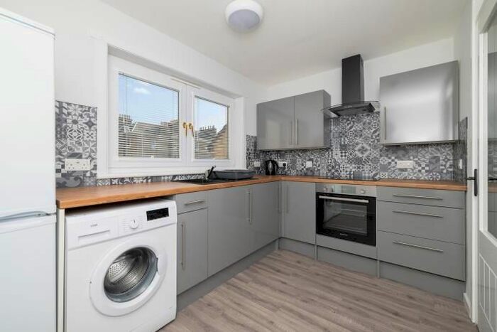 2 Bedroom Flat To Rent In Dykehead Place, Dundee, DD4