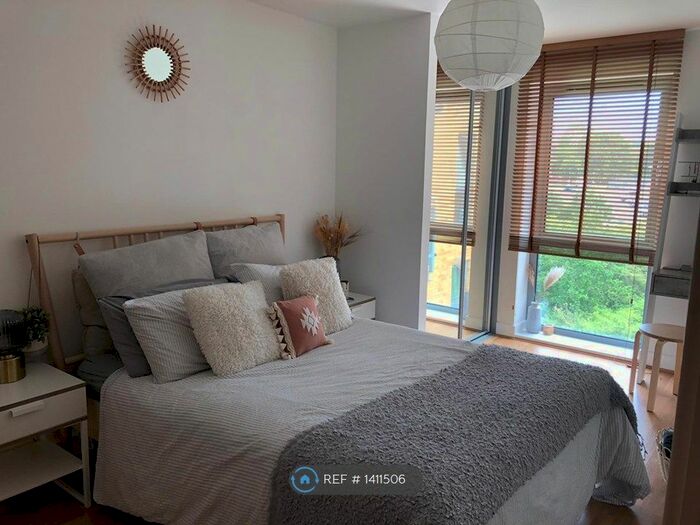 2 Bedroom Flat To Rent In St. Georges Grove, London, SW17