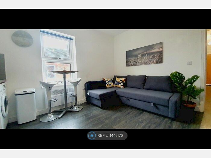 1 Bedroom Flat To Rent In Conduit Road, Bedford, MK40